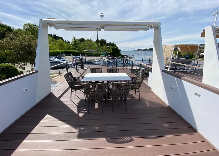 Sh Porto 1 Floating House, Marina アパート