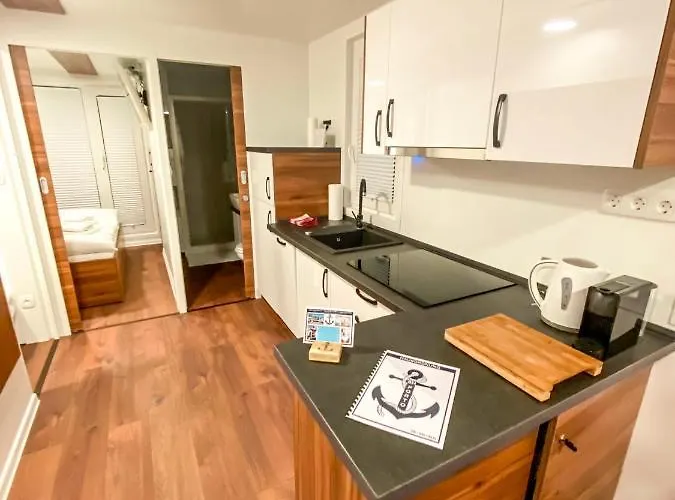 Sh Porto 1 Floating House, Marina *